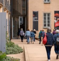 groupe adulte devant l'entrée du musée - façade