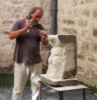 Tailleur de pierre dans la cour caladée