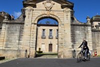 Cycliste à vélo devant la mairie de Lodève